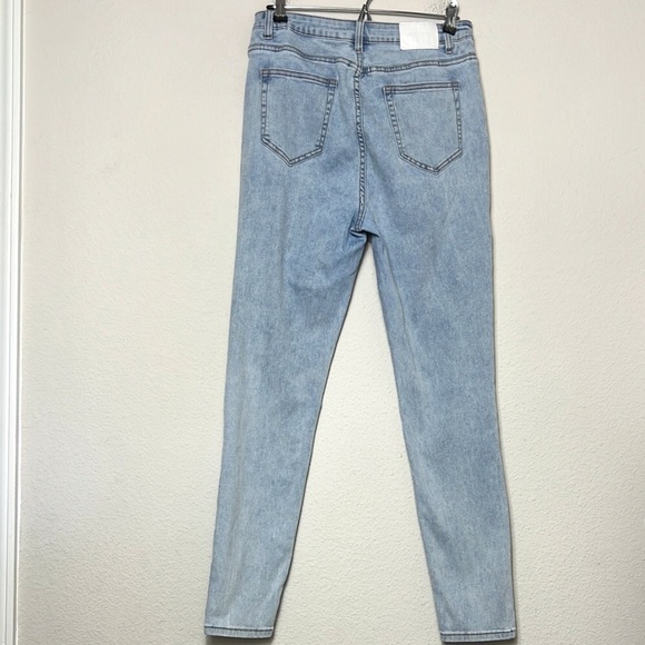 MESHKI Straight Lightwash Jeans - Picture 4 of 10